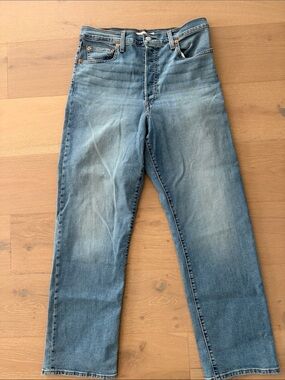 Levi's Ribcage Straight Leg Women's Jeans. Button Fly. No tags. Never worn.